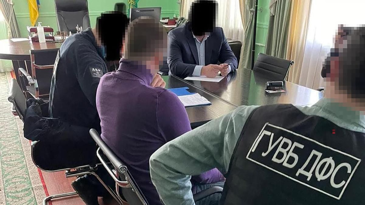 В Одесі виявили митника, який допомогав ухилятися від митних платежів В Одесі виявили митника, який допомогав ухилятися від митних платежів