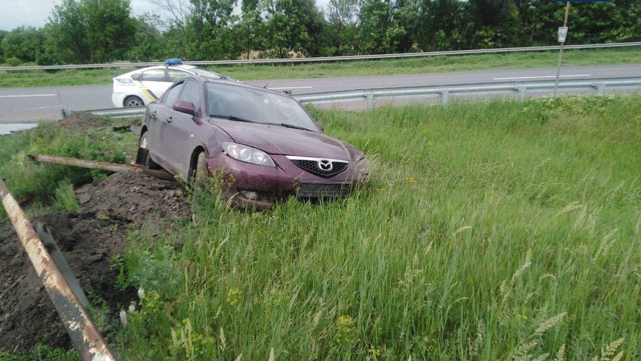 У Харкові п'яний водій втікав від поліції та зніс огорожу: фото 