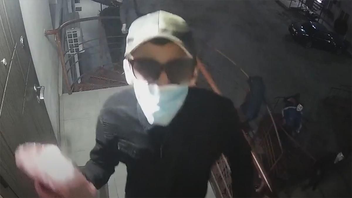 В Одессе напали на офис ЛГБТ-организации: видео В Одессе напали на офис ЛГБТ-организации: видео