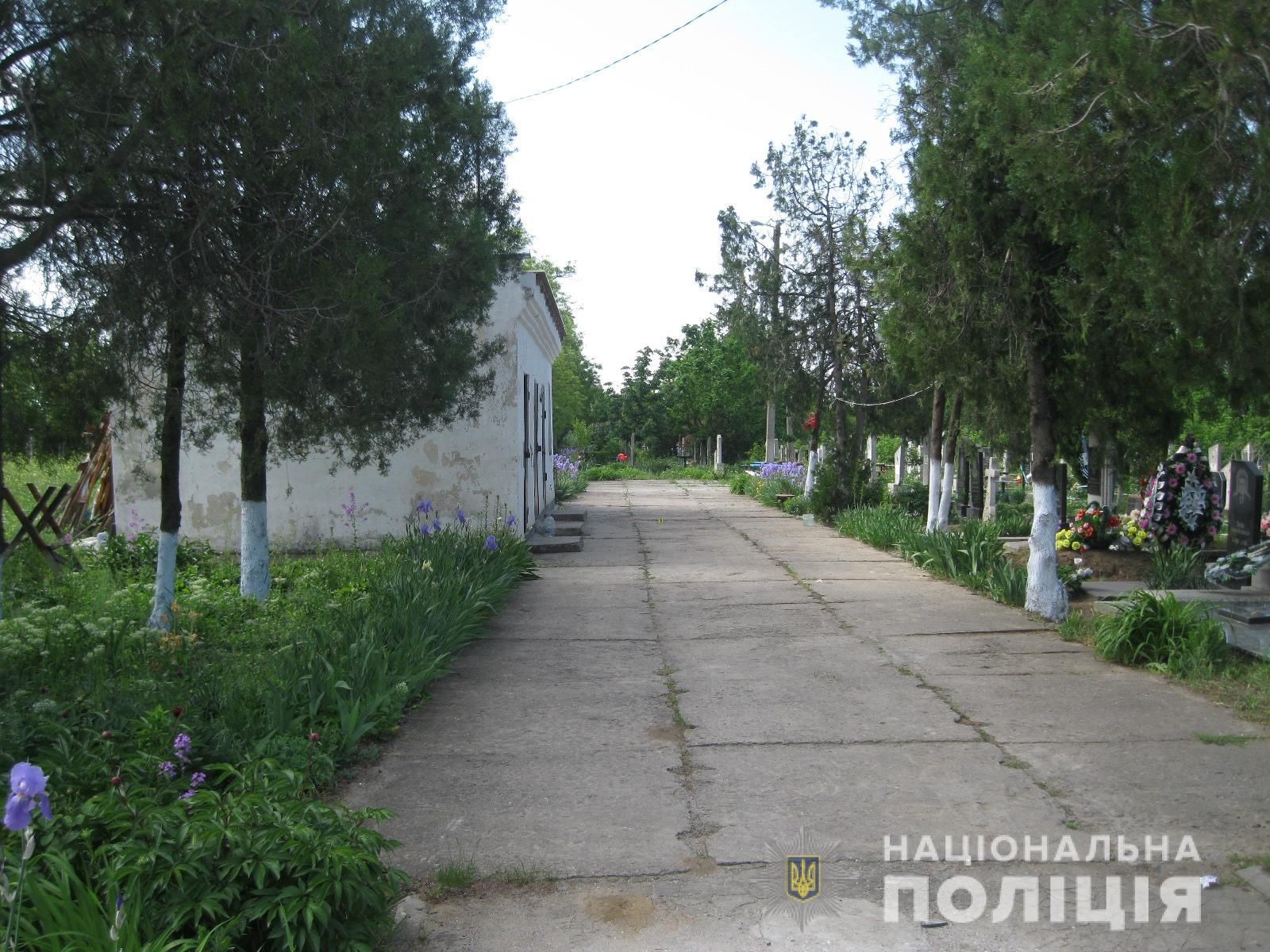 На Одещині влаштували стрілянину на цвинтарі: поранено подружжя 