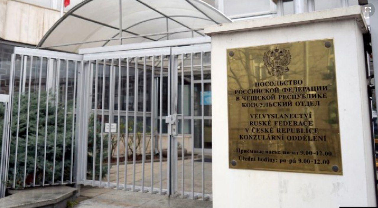 Разом з сім'ями: Чехію покинули всі вислані російські дипломати Разом з сім'ями: Чехію покинули всі вислані російські дипломати