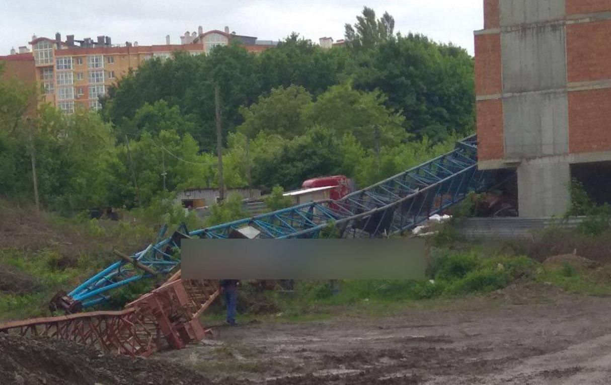 В Черновцах 1 июня 2021 упал башенный кран: есть пострадавший, видео В Черновцах 1 июня 2021 упал башенный кран: есть пострадавший, видео