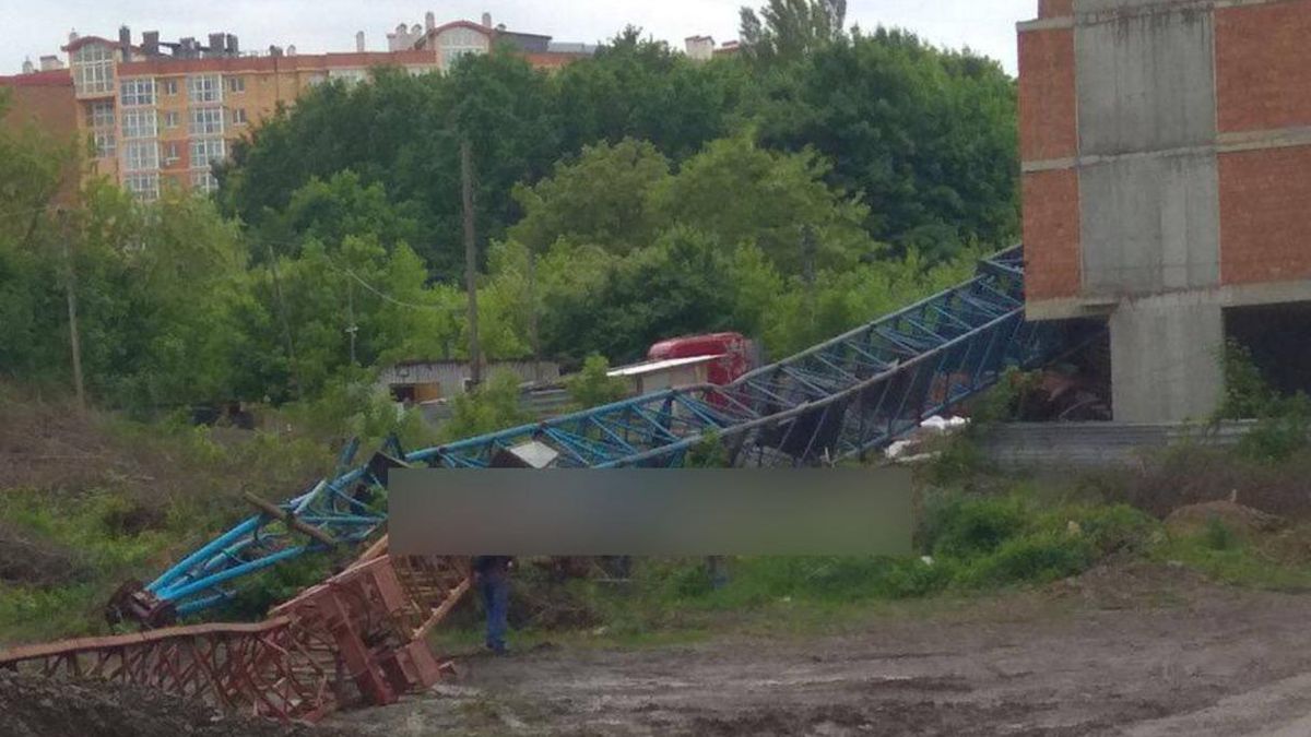 В Черновцах 1 июня 2021 упал башенный кран: есть пострадавший, видео