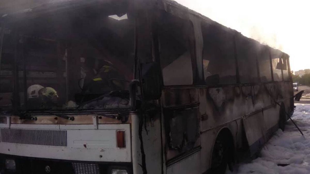 Виїхав за пасажирами: у Червонограді посеред дороги вщент згорів автобус – фото