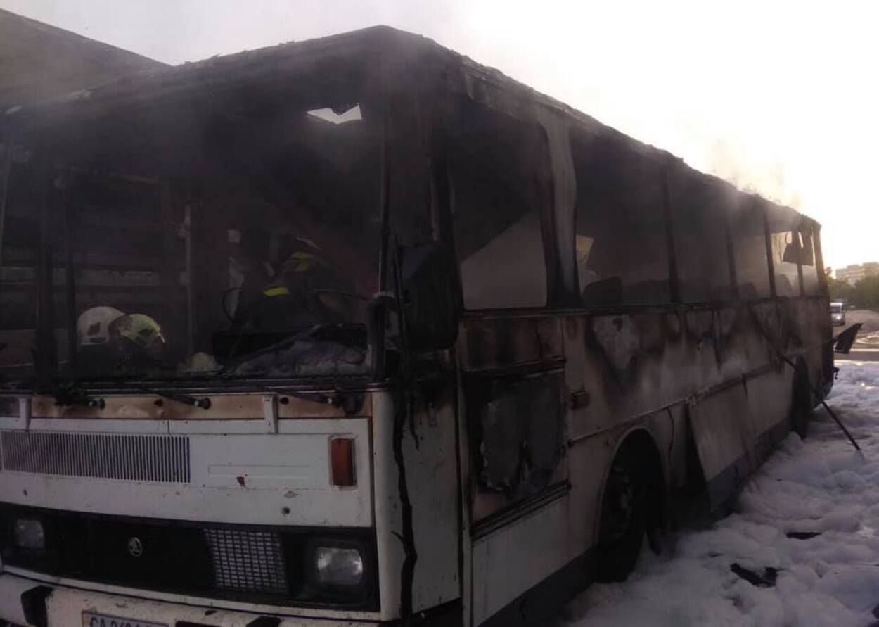 Выехал за пассажирами: в Червонограде посреди дороги дотла сгорел автобус - фото 
