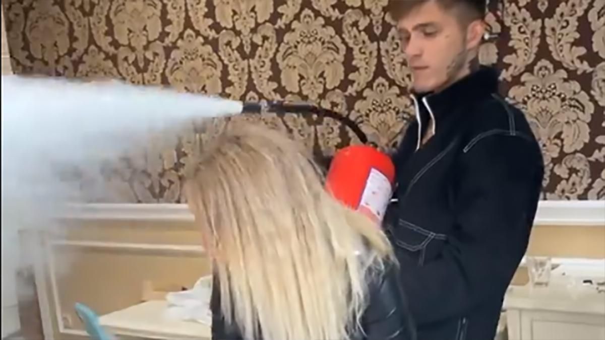 У Києві блогери влаштували погром на квартирі: відео