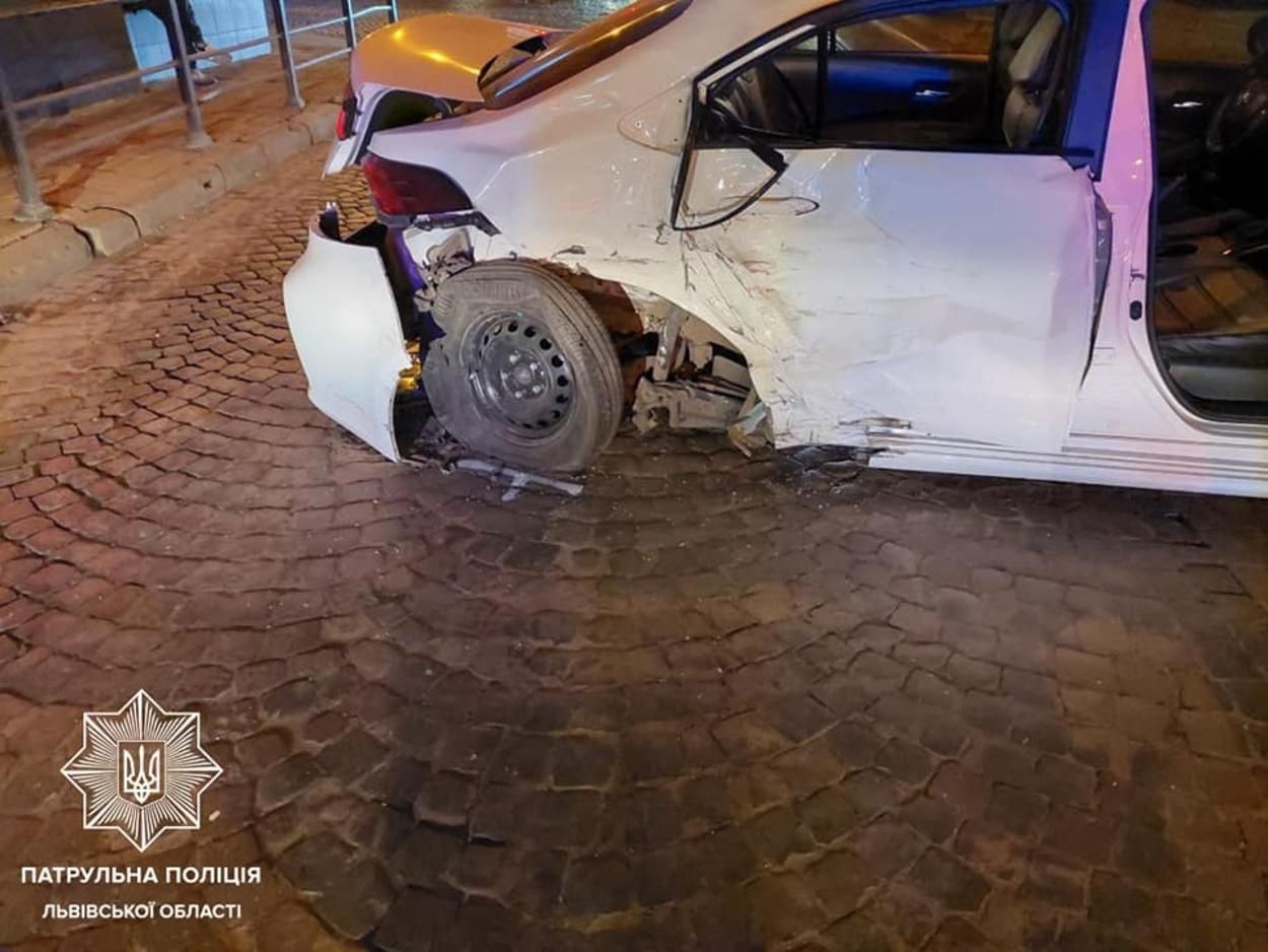 Врезался в авто, а затем - в стену: во Львове пьяный водитель внедорожника убегал от полиции 