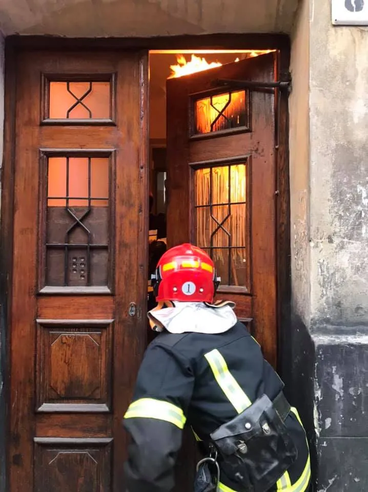 Все могло завершитись трагічно: у Львові в під'їзді будинку спалахнула газова труба – фото Все могло завершитись трагічно: у Львові в під'їзді будинку спалахнула газова труба – фото