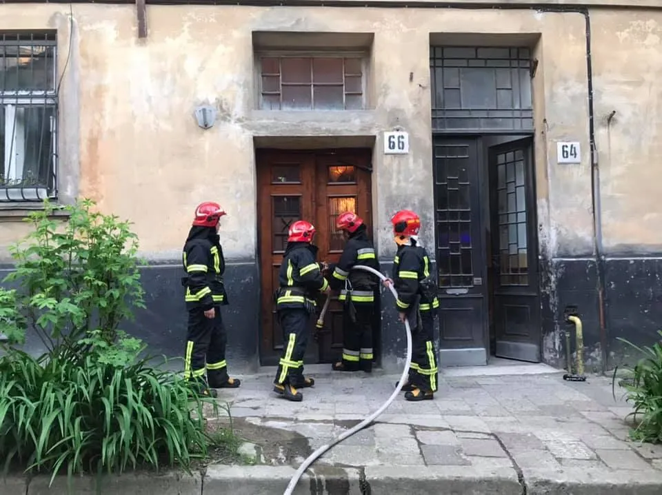 Все могло завершитись трагічно: у Львові в під'їзді будинку спалахнула газова труба – фото