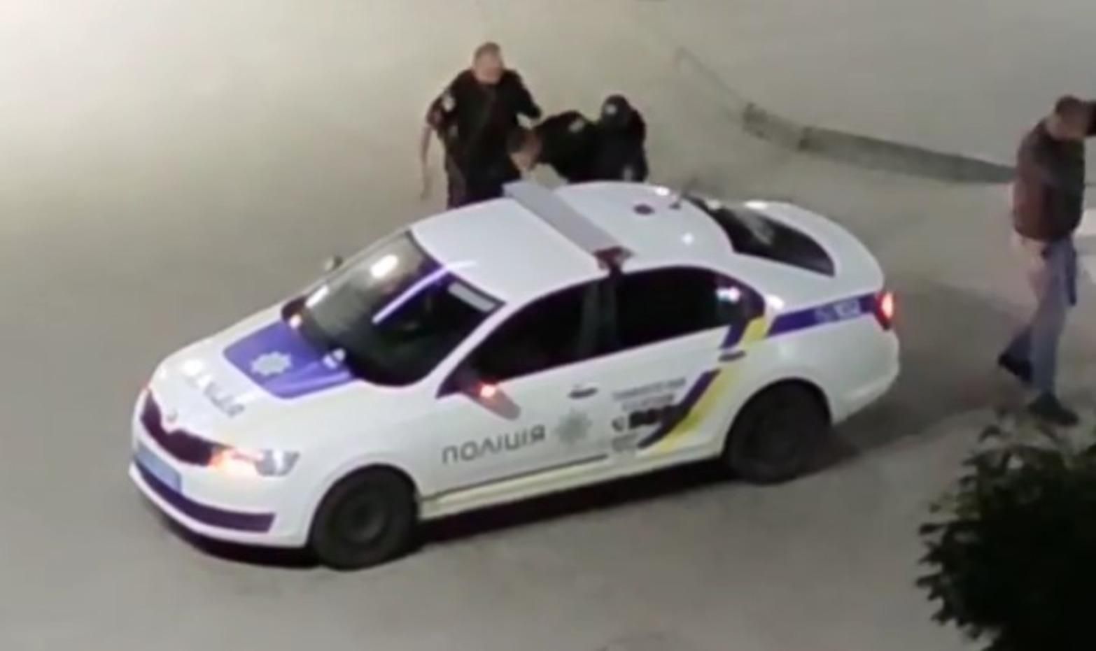 В Ровно парень дрался с полицией, чтобы не задержали друга: видео В Ровно парень дрался с полицией, чтобы не задержали друга: видео