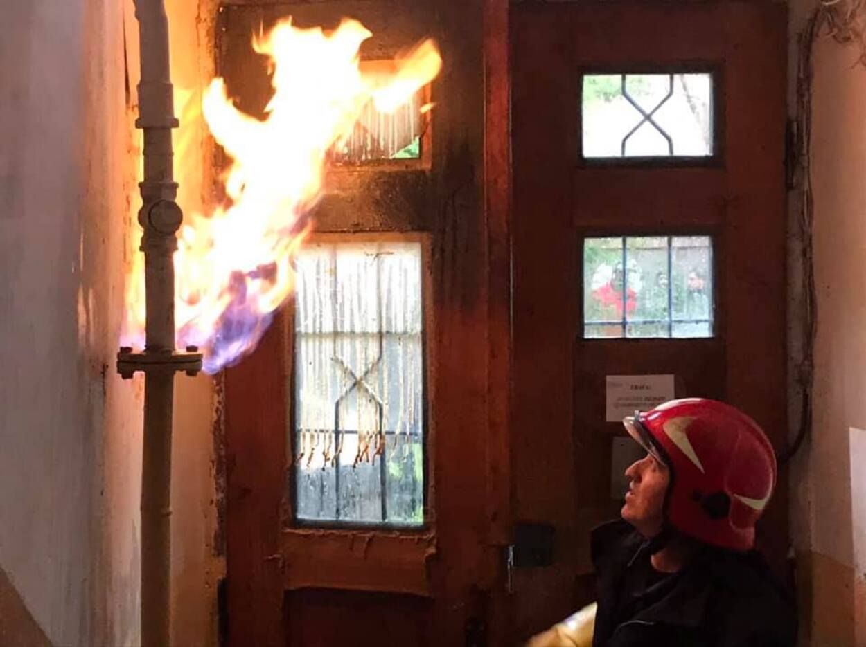 Все могло завершиться трагически: во Львове в подъезде дома вспыхнула газовая труба - фото Все могло завершиться трагически: во Львове в подъезде дома вспыхнула газовая труба - фото