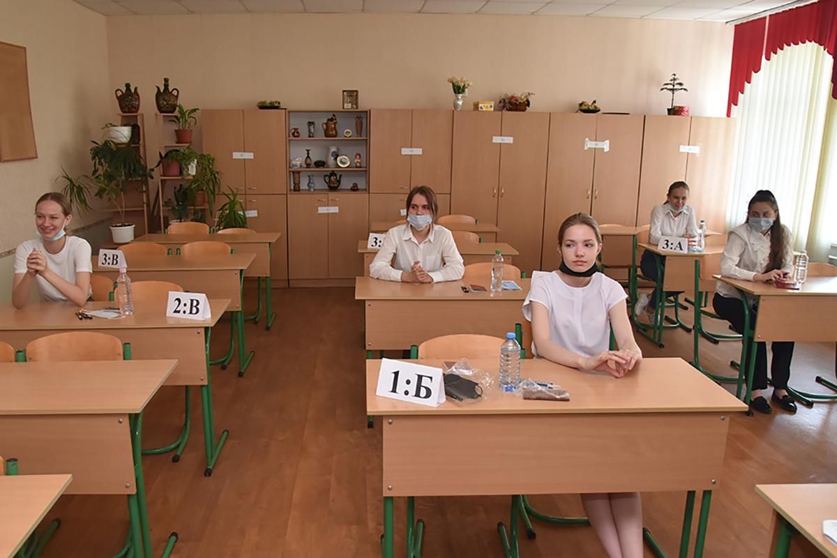 Випускники в окупованому Донецьку складають російський іспит