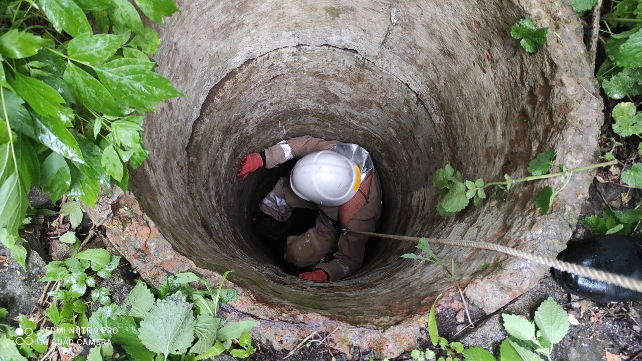 На Харківщині чоловік провалився в закинуту криницю: фото На Харківщині чоловік провалився в закинуту криницю: фото