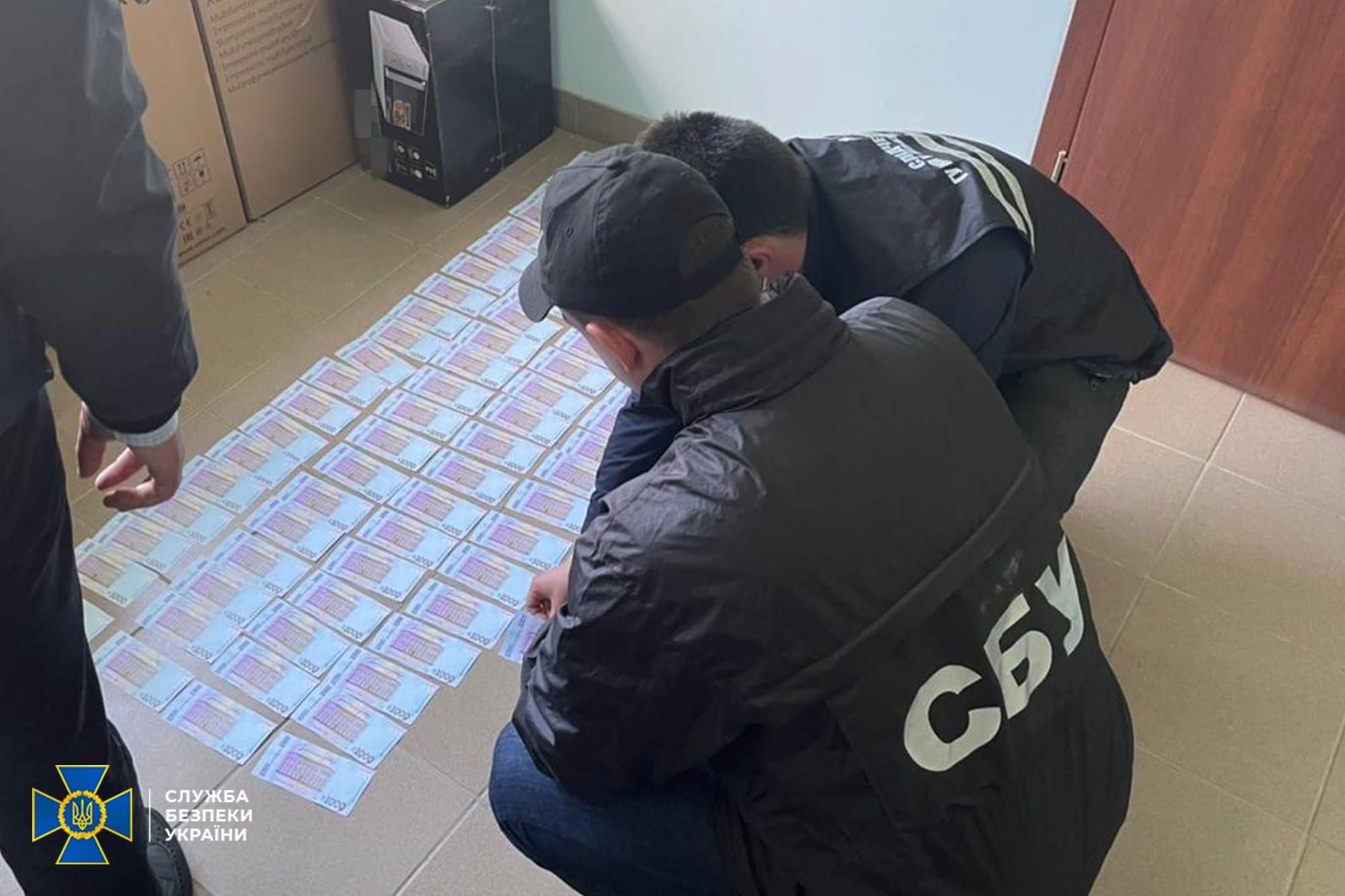 Почти 1,5 миллиона гривен взятки СБУ задержала чиновника Нафтогаза - фото и видео Почти 1,5 миллиона гривен взятки СБУ задержала чиновника Нафтогаза - фото и видео