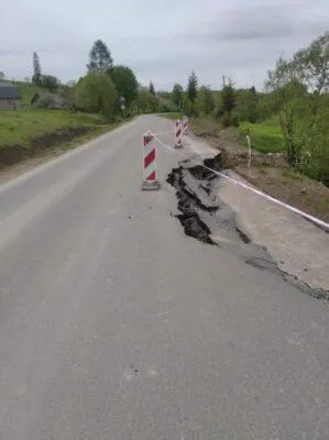 На Львівщині обвалилась нещодавно збудована дорога: фото