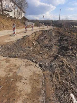 На Львівщині обвалилась нещодавно збудована дорога: фото На Львівщині обвалилась нещодавно збудована дорога: фото