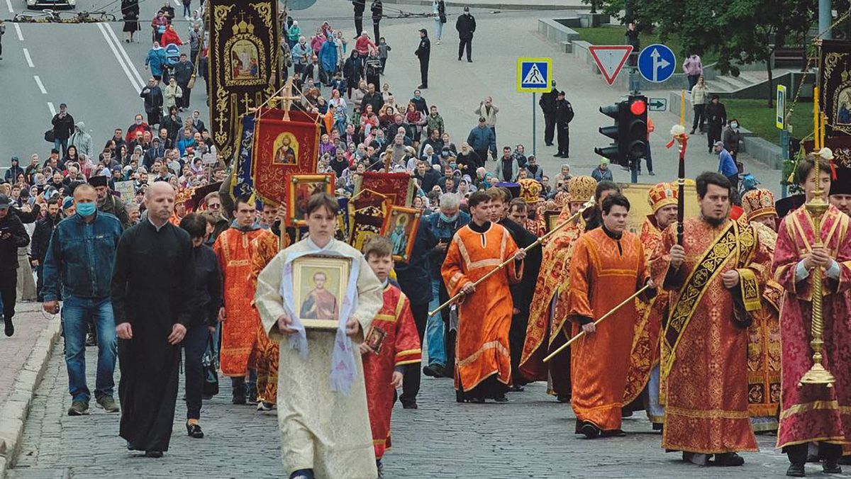 Без масок і дистанції: як пройшла хресна хода в Харкові 01.06.21