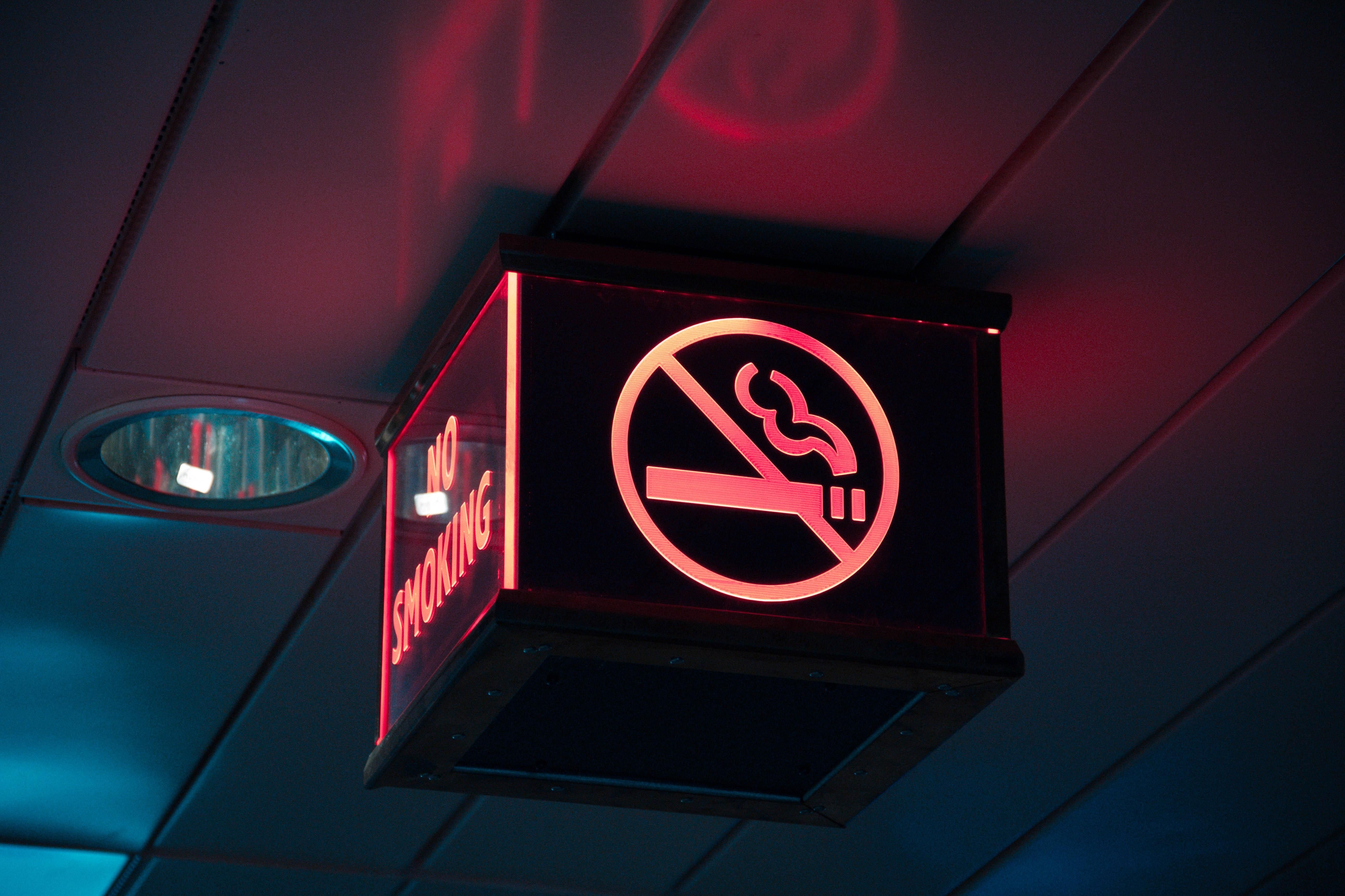 В Україні заборонять куріння електронних сигарет у громадських місцях