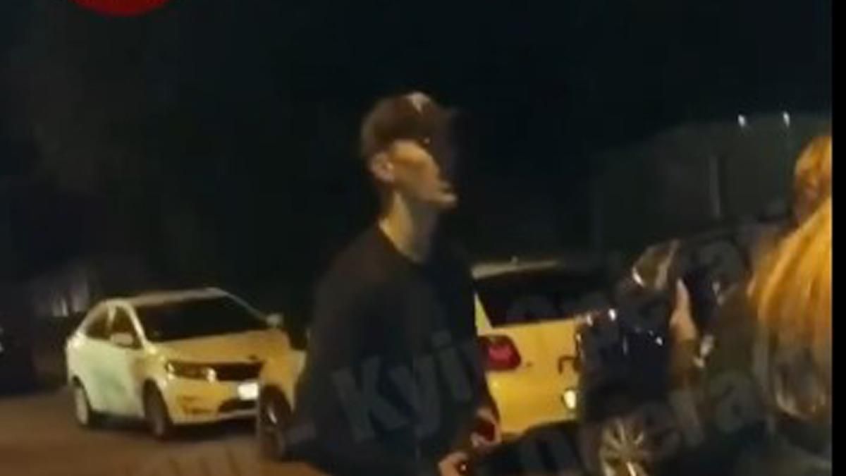 У Києві молодики побили чоловіка: один з них погрожував Нацкорпусом У Києві молодики побили чоловіка: один з них погрожував Нацкорпусом