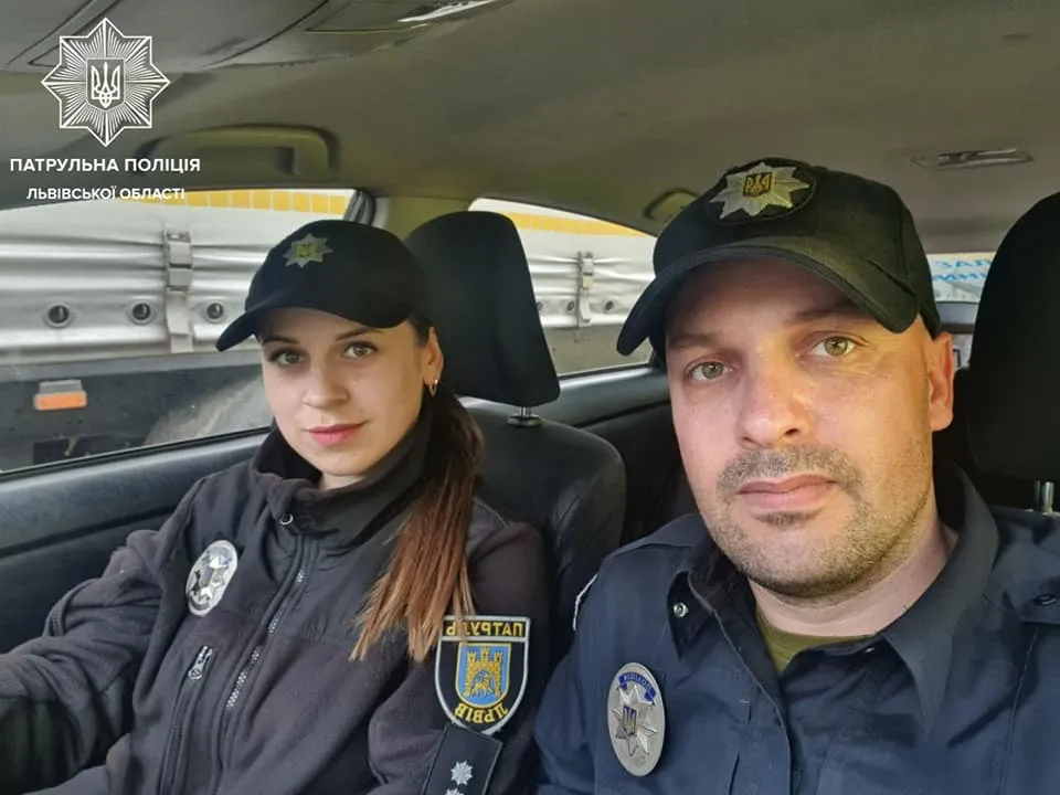 Збентежено бігали вулицями: у Львові патрульні врятували дику качку з каченятами – фото Збентежено бігали вулицями: у Львові патрульні врятували дику качку з каченятами – фото