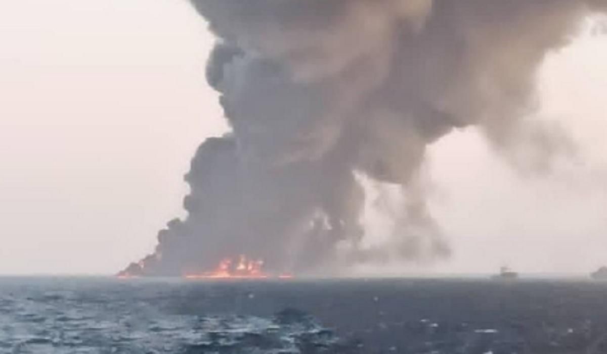 На иранском военном кораллы вспыхнул пожар На иранском военном кораллы вспыхнул пожар