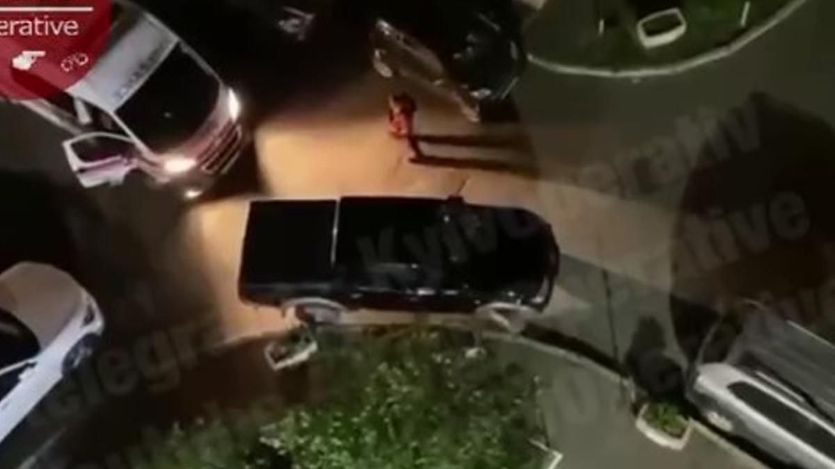 У Києві на Позняках швидка не могла заїхати у двір: заважали автівки У Києві на Позняках швидка не могла заїхати у двір: заважали автівки