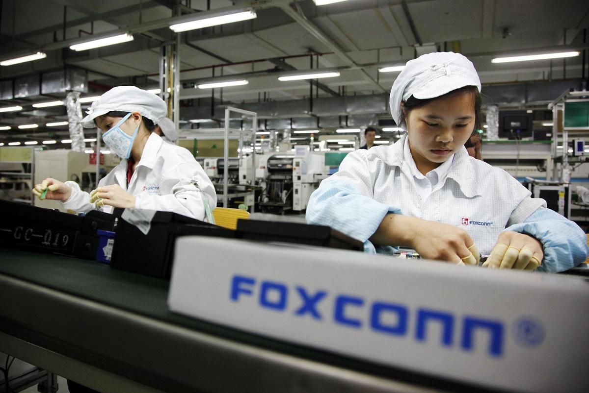 Завод Foxconn, выпускающий iPhone, охватил крупный пожар Завод Foxconn, выпускающий iPhone, охватил крупный пожар