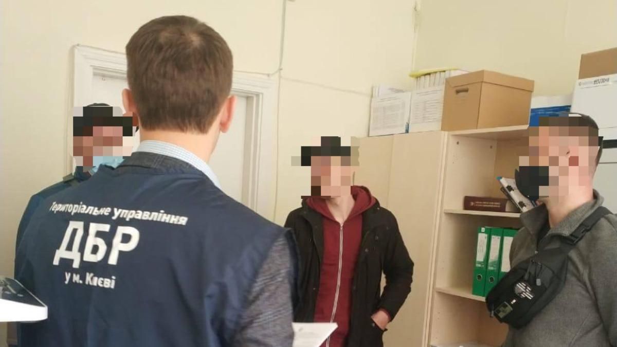 Напад на журналіста Кутєпова: поліцейському оголосили про підозру Напад на журналіста Кутєпова: поліцейському оголосили про підозру