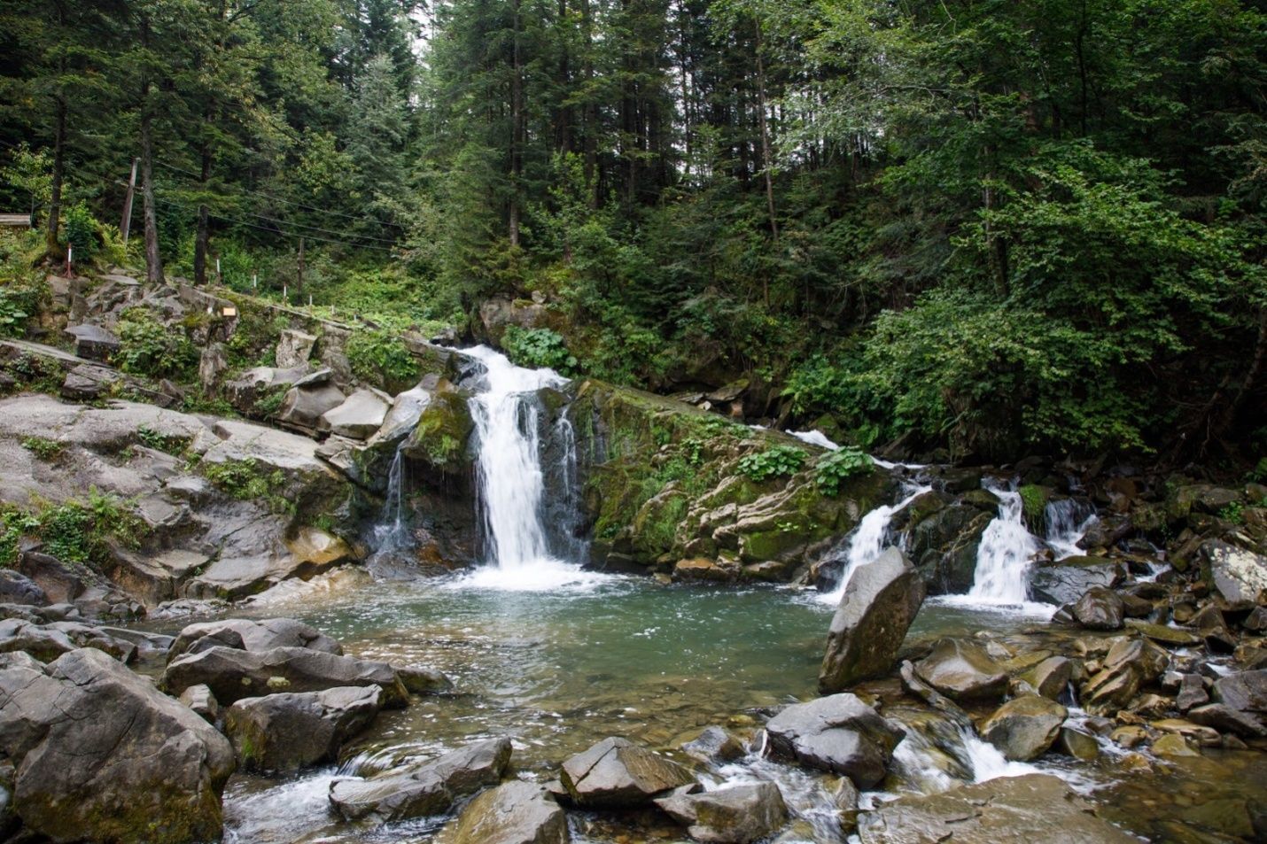 На Львівщині загинув учень 6 класу під час екскурсії на водоспад