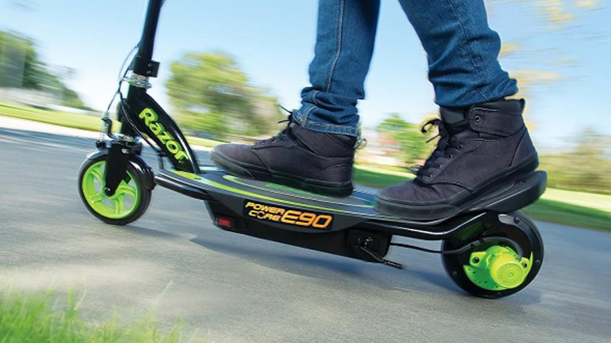 У Києві хлопець впав з електросамоката на металеві шипи: відео У Києві хлопець впав з електросамоката на металеві шипи: відео