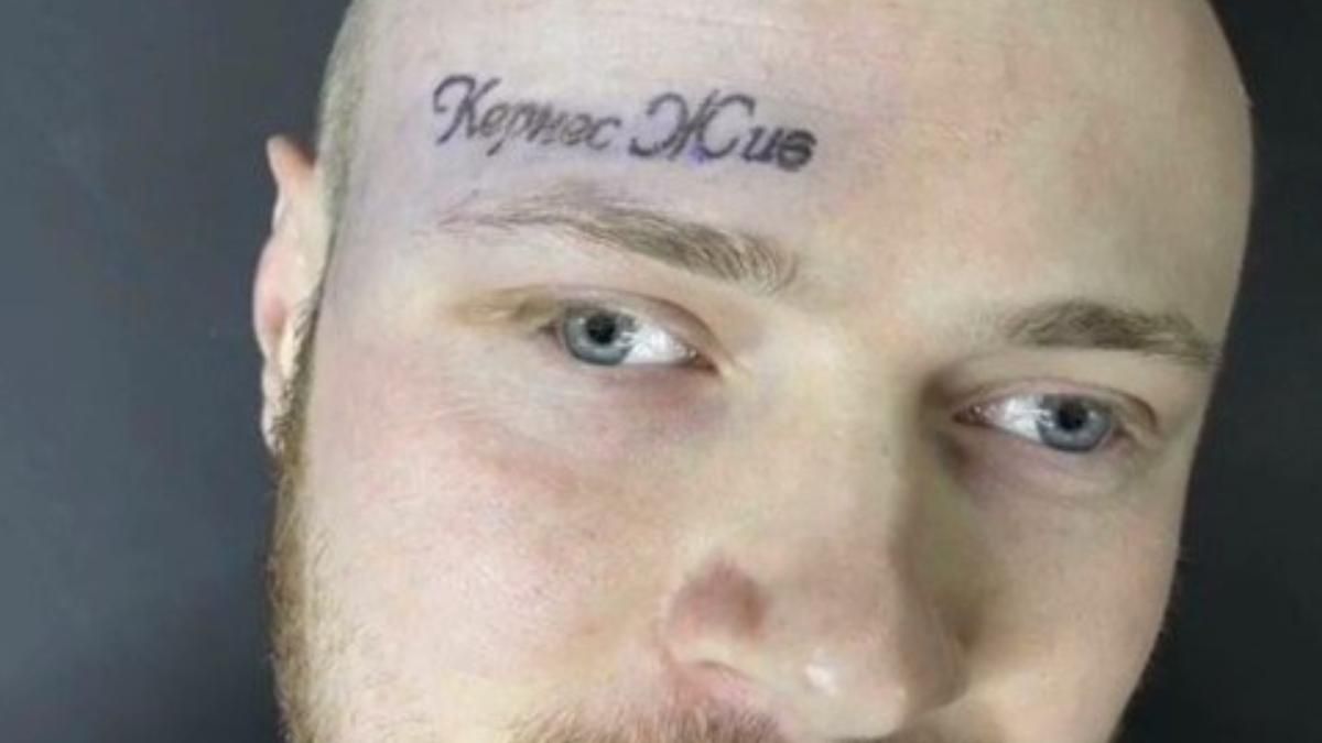 Харьковчанин сводит тату "Кернес жил" с лица: видео Харьковчанин сводит тату "Кернес жил" с лица: видео