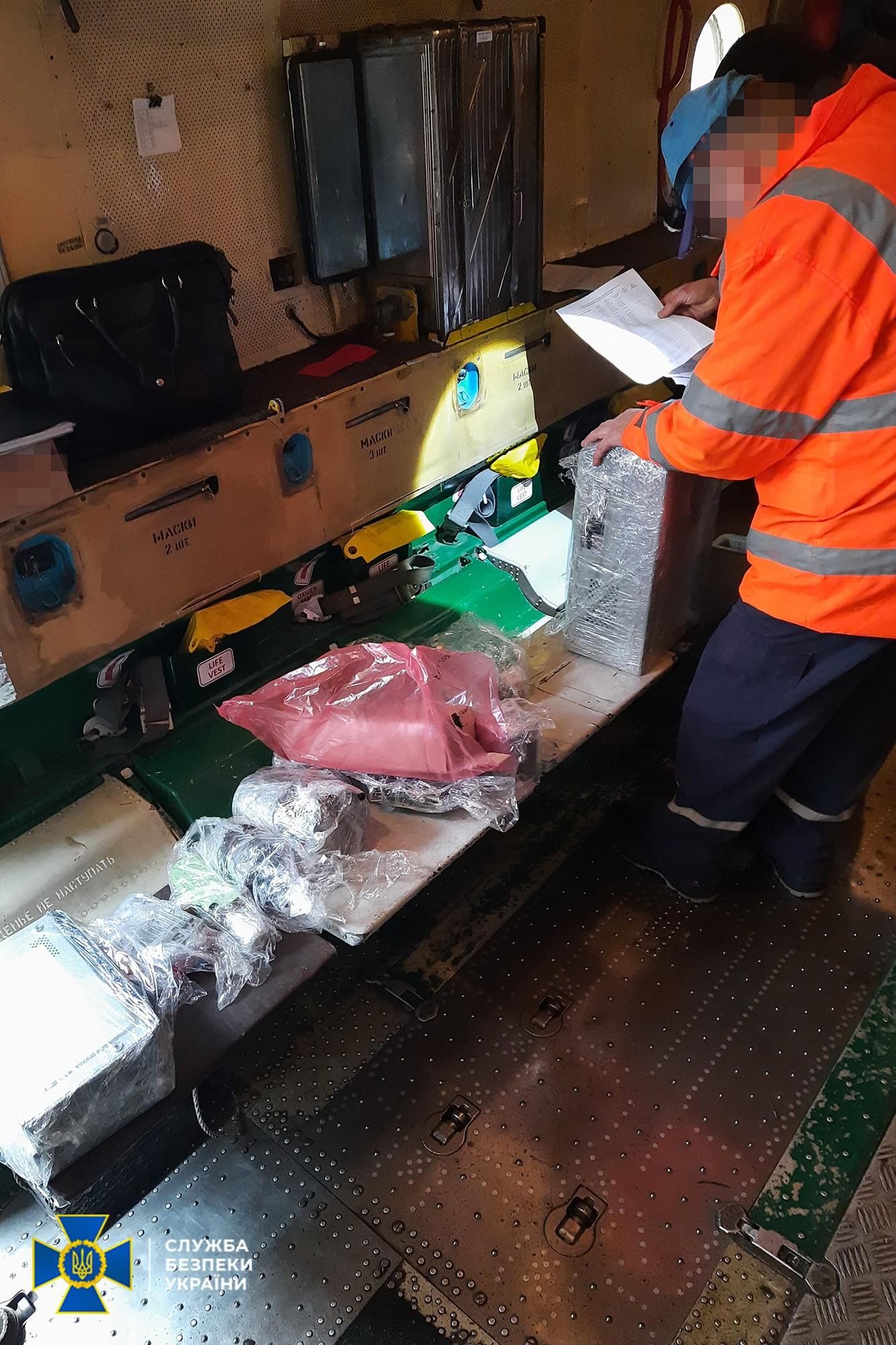 Из Украины хотели вывезти оборудования для военных самолетов: фото Из Украины хотели вывезти оборудования для военных самолетов: фото