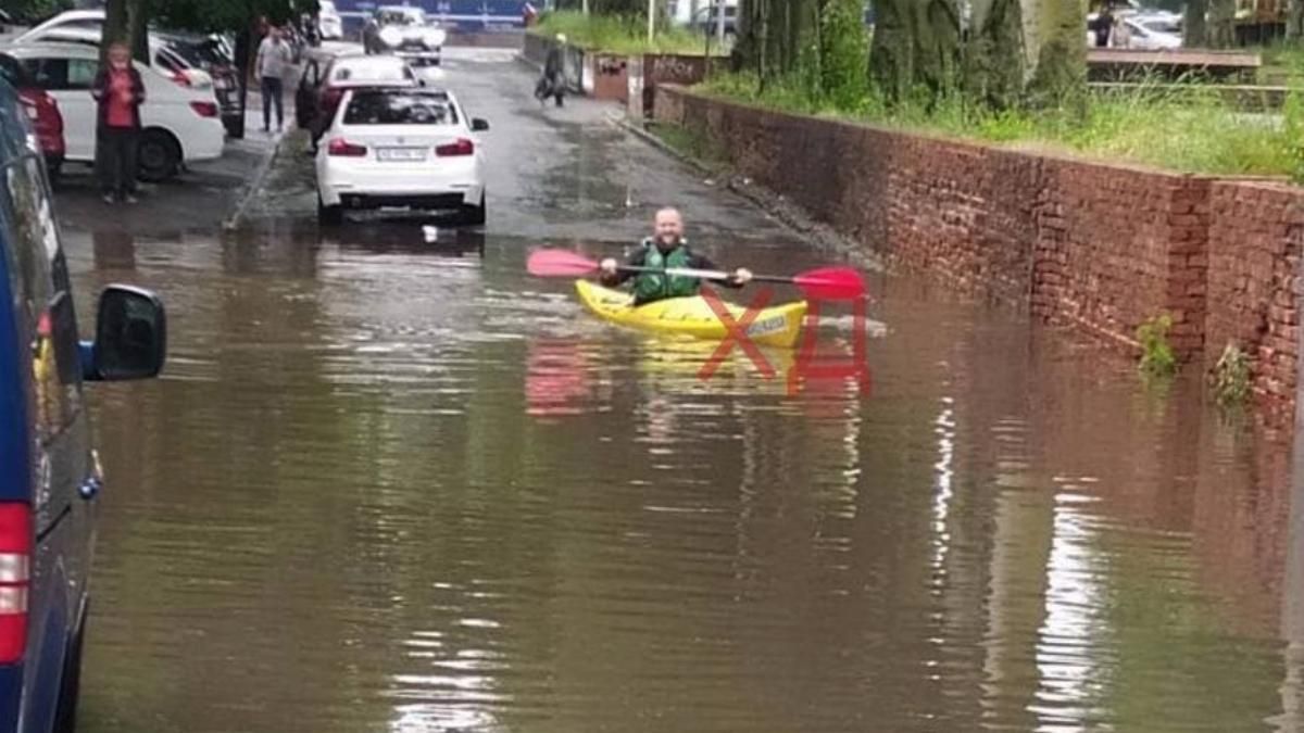 В Днепре на улицах плавают байдарки: видео В Днепре на улицах плавают байдарки: видео
