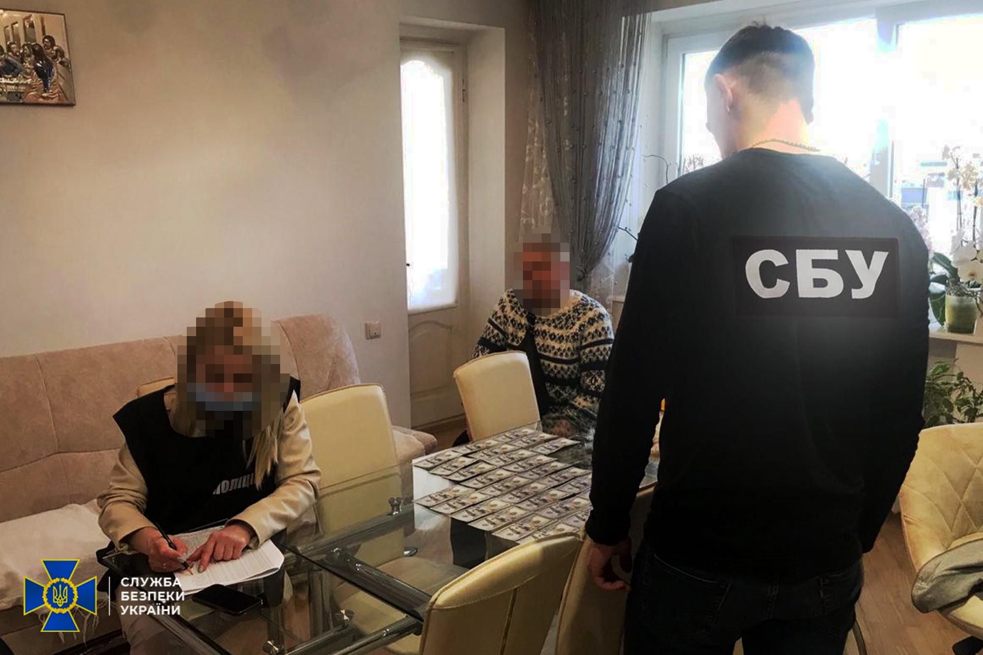 Вимагала 8 тисяч доларів в учасника АТО: у Львові затримали лікарку-хабарницю – фото і відео
