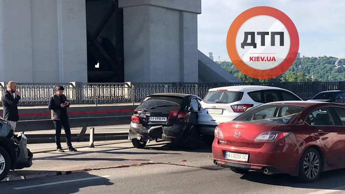 Потрійна ДТП на Набережно-Рибальській : авто вилетіло у відбійник Потрійна ДТП на Набережно-Рибальській : авто вилетіло у відбійник