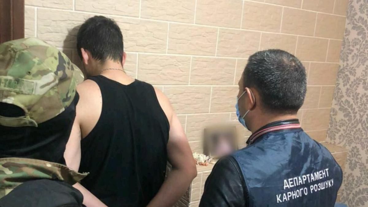 Поліція затримала групу шахраїв на оборудках у 17 мільйонів гривень Поліція затримала групу шахраїв на оборудках у 17 мільйонів гривень