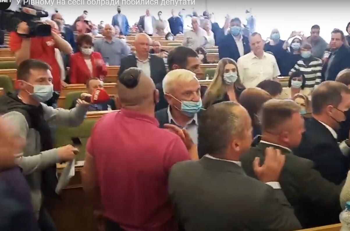 У Рівному побилися депутати облради 2 червня 2021: відео У Рівному побилися депутати облради 2 червня 2021: відео