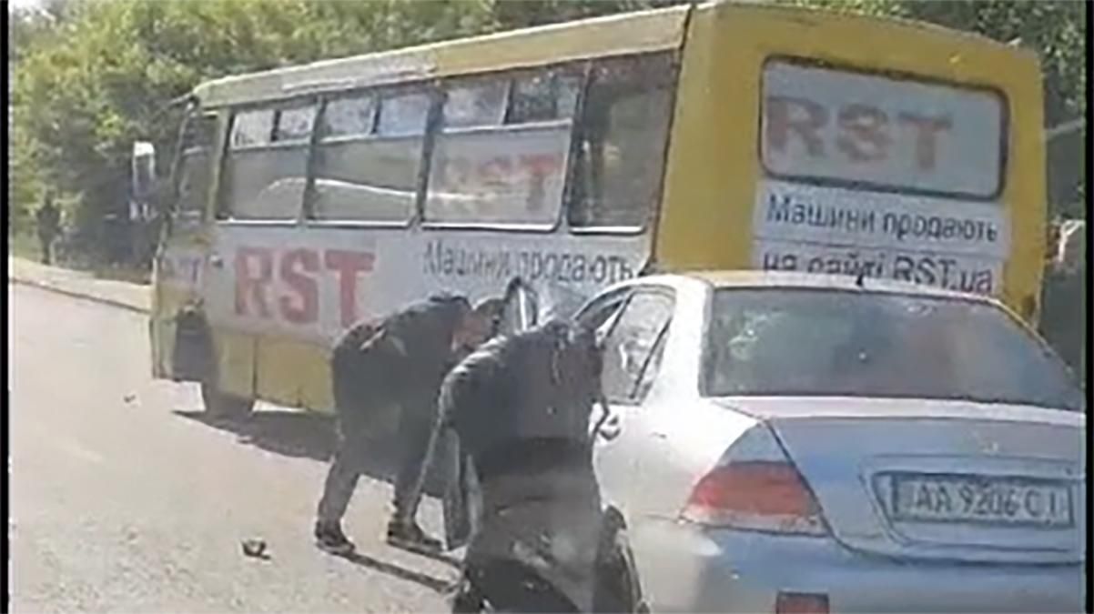 В Києві елітне авто заїхало в маршрутку: відео В Києві елітне авто заїхало в маршрутку: відео