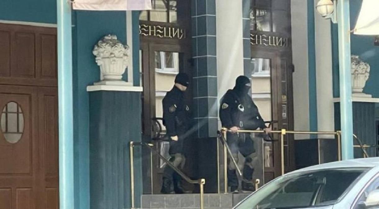 У Харкові за підозрою в шахрайстві пройшли обшуки в елітному меблевому салоні "Венеція" У Харкові за підозрою в шахрайстві пройшли обшуки в елітному меблевому салоні "Венеція"