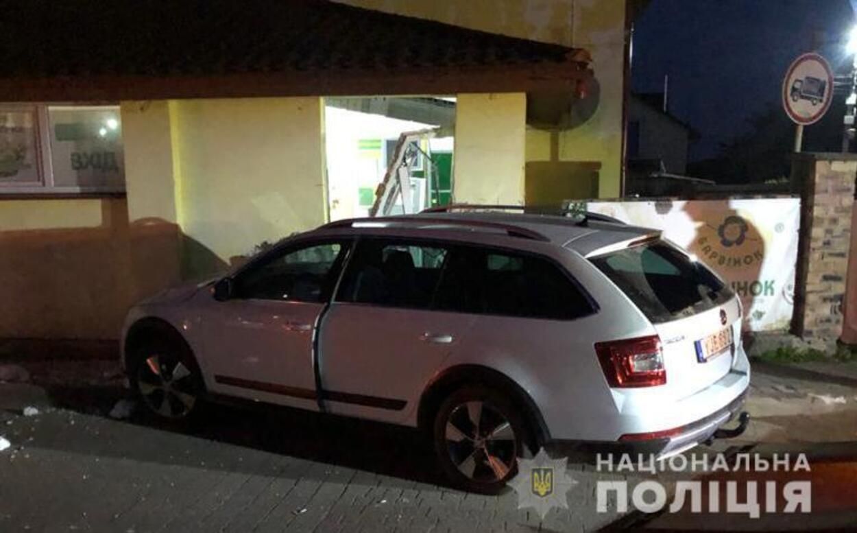 Убегал от полиции: на Львовщине пьяный водитель полностью разнес стену и двери супермаркета - фото 