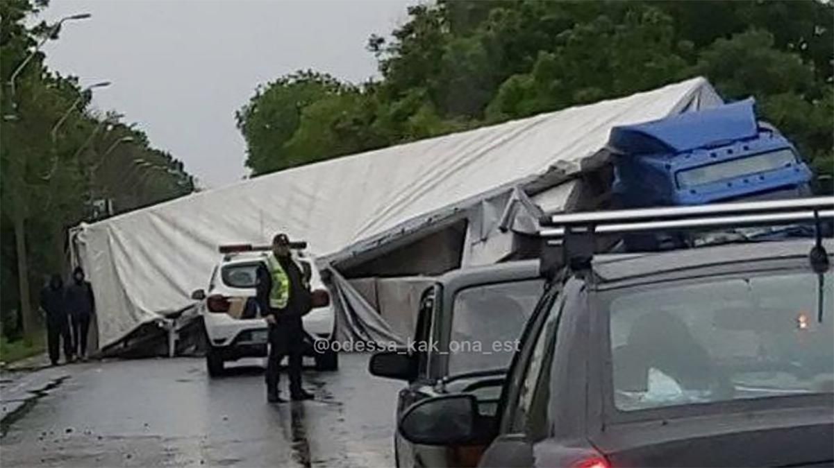 На трассе Одесса-Южный перевернулась фура со стеклянными банками На трассе Одесса-Южный перевернулась фура со стеклянными банками