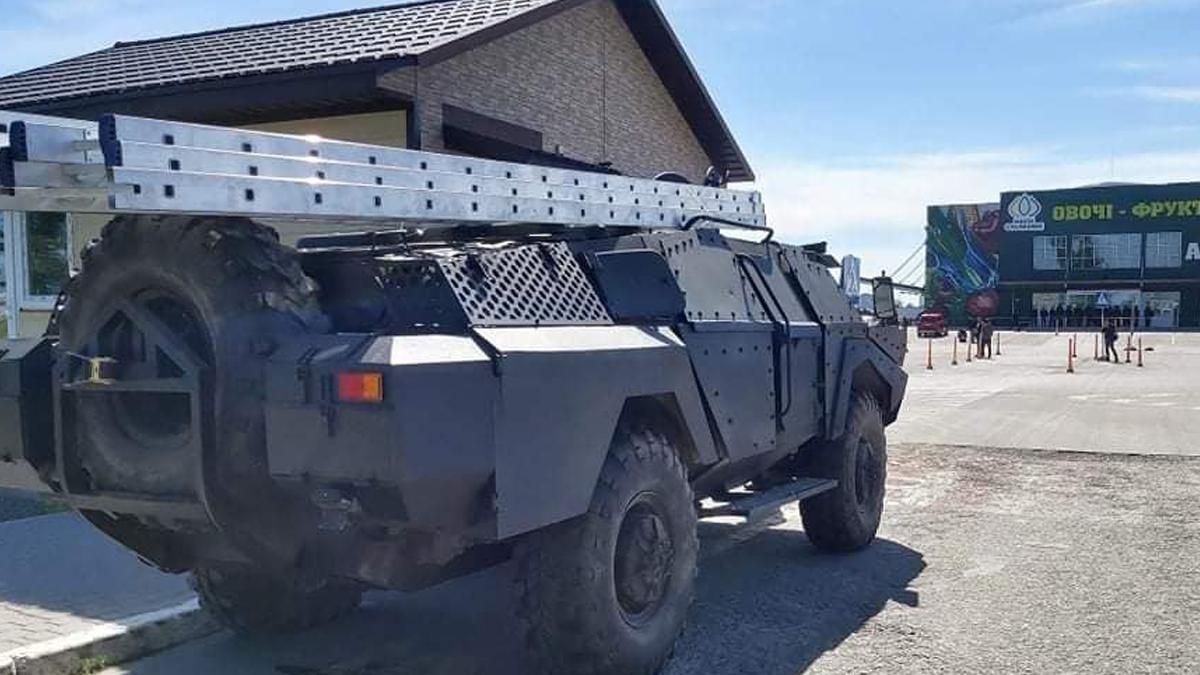 У Києві біля ринку Столичний помітили бойову машину: фото У Києві біля ринку Столичний помітили бойову машину: фото