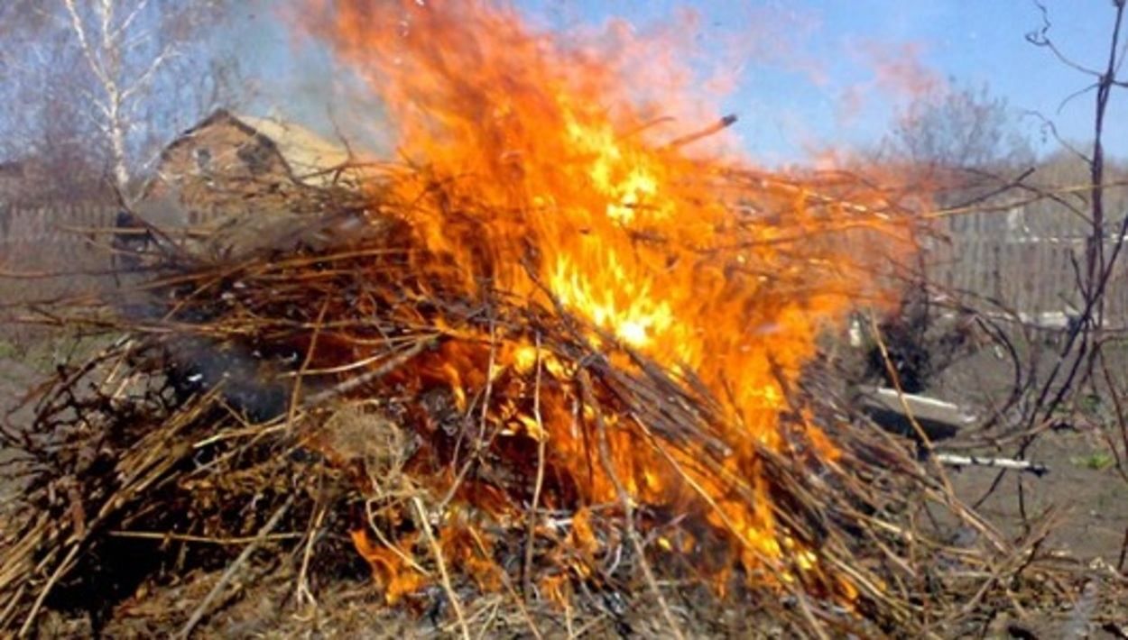 На Львівщині під час спалювання сміття загорівся чоловік: він отримав важкі опіки