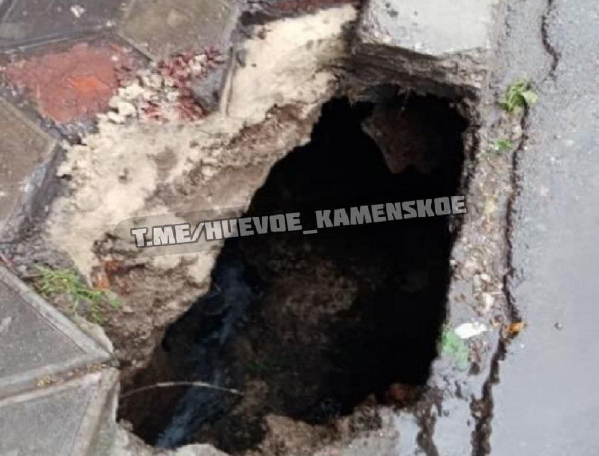 В Каменском женщина упала в яму прямо на трамвайной остановке