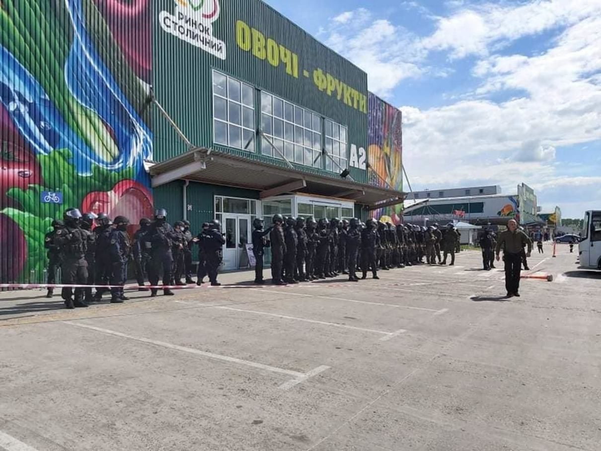 Ринок "Столичний" припинив роботу через блокування невідомими особами, – адвокати власника Ринок "Столичний" припинив роботу через блокування невідомими особами, – адвокати власника