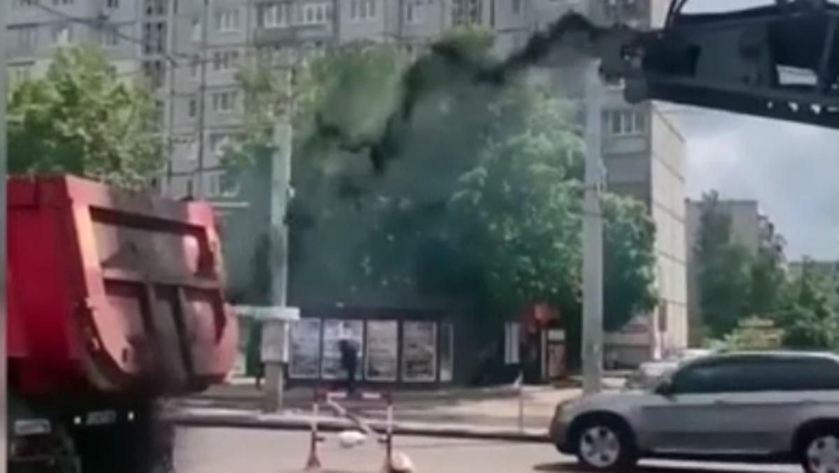 Ремонтники дороги в Києві сипали асфальт не туди: відео 
