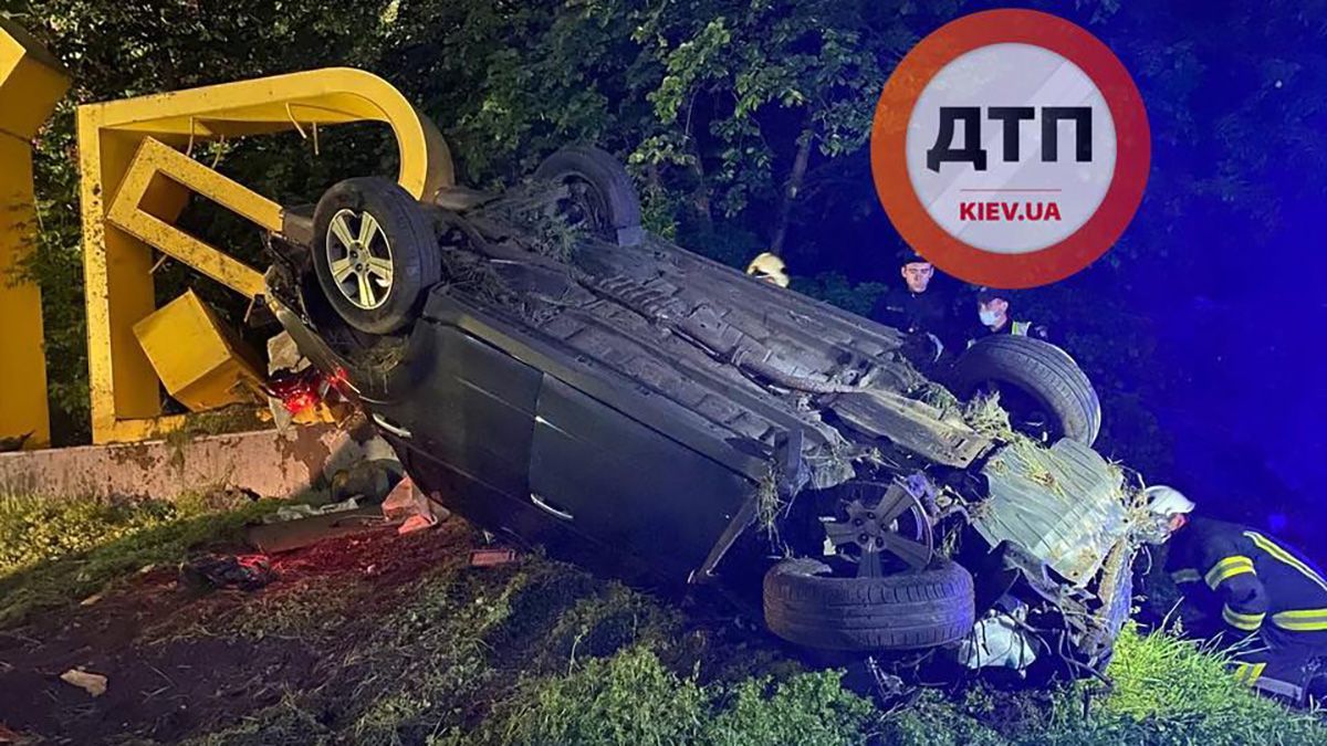 На Бориспільській трасі перевернувся позашляховик Subaru На Бориспільській трасі перевернувся позашляховик Subaru