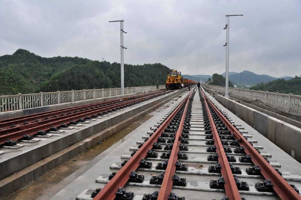 В Китае поезд наехал на работников железной дороги: 9 жертв В Китае поезд наехал на работников железной дороги: 9 жертв