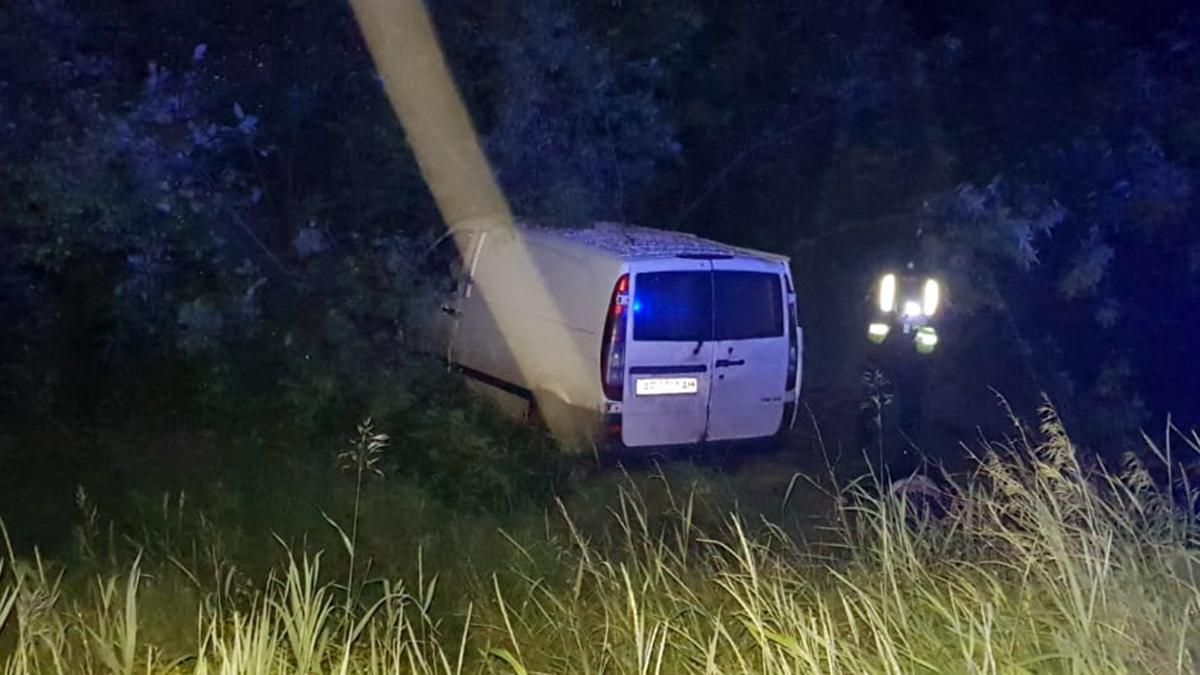 Мікроавтобус під Дніпром вилетів в кювет: пасажир загинув, водій втік Мікроавтобус під Дніпром вилетів в кювет: пасажир загинув, водій втік