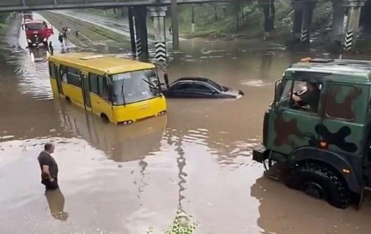 Проливний дощ затопив Маріуполь 3 червня 2021: фото, відео